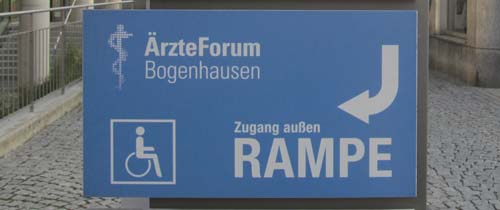 Schild, das den Zugang über Rampe zeigt