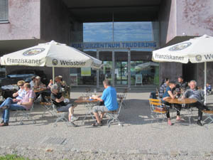 Im Freien sitzen vor dem Café Kult