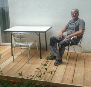 Hr. Gschwendtner auf der von ihm gespendeten Terrasse