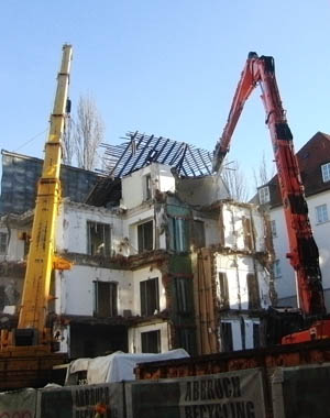 Abrisshaus miten in Schwabing - Wohnraumvernichtung