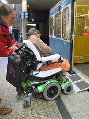 Begleitung für Rollifahrer in der U-Bahn