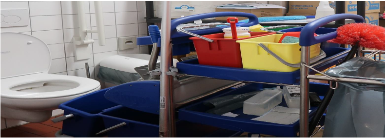 Mit Putzmaterial vollgestellte Behindertentoilette