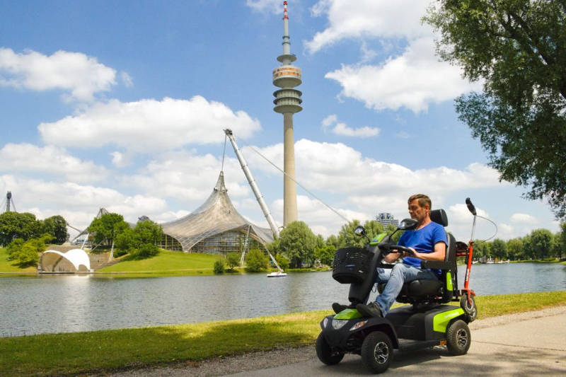 Rollstuhlfahrer im Olypiapark