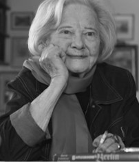 Bildunterschrift und Bildbeschreibung:  Porträt von Karin Friedrich in hohem Alter,  Quelle: SZ.de, 27.11.2015 