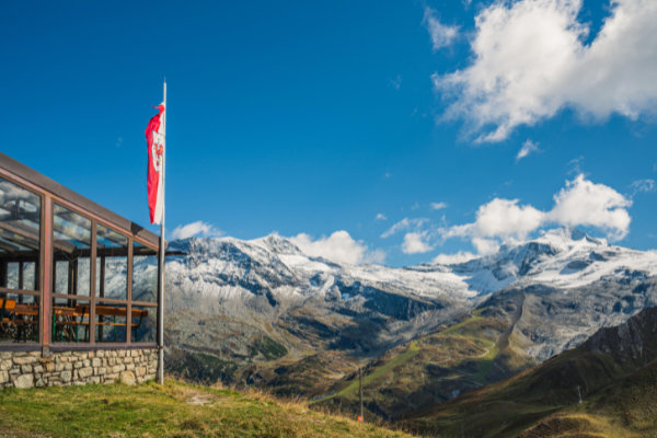 Blick auf schneebedeckte Gipfel