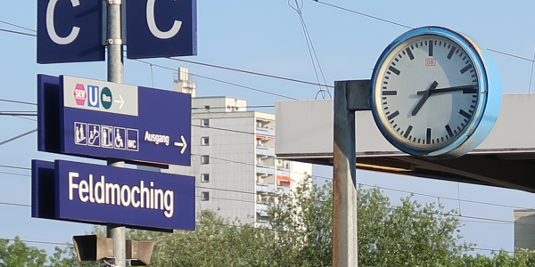 Schild vom Bahnhof Feldmoching