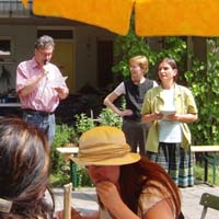 Fröhliche Menschen beim Sommerfest des CBF 2011