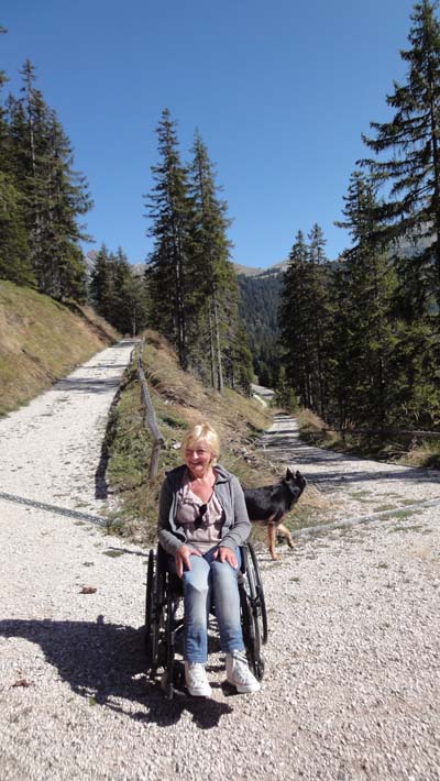 ein Wanderweg in den Dolomiten mit Rollstuhl befahrbar