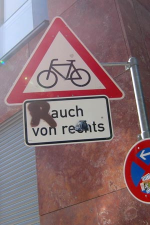 Schild mit Aufschrift "Rauch von rechts"