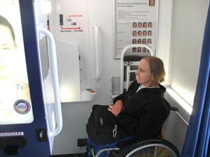 Rollstuhlfahrer im Fotoautomat
