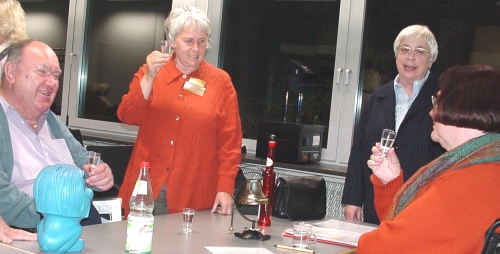Ganz links (sitzend) Herrmann Sickinger, rechts daneben (stehend) Carola Walla. Ganz rechts (sitzend) Dr. Ingrid Leitner, links daneben (stehend) Sibylle von Steinsdorff als erste Gratulantin.