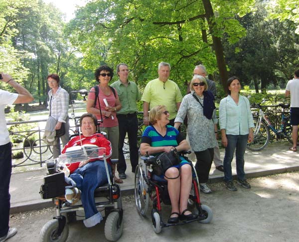 Behinderte und nicht-behinderte bei der Rpllstuhlwanderung