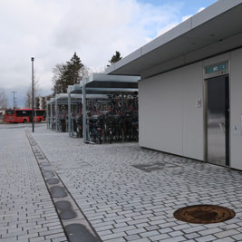 WC (Bus-) Bahnhof Weilheim mit Pflegeliege Foto0