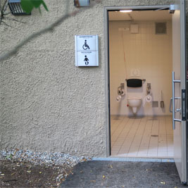 WC Tierpark Hellabrunn Löwenanlage Foto0