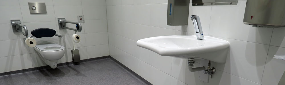 Ein beidseitig anfahrbares WC mit zwei Bügeln