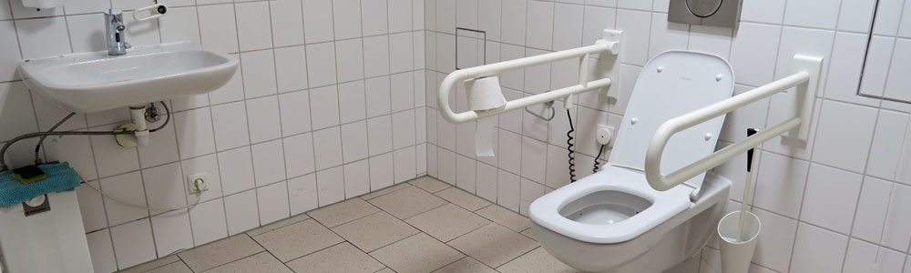 Sanitärraum mit Wasch- und WC-Becken.